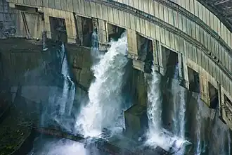 Сброс воды через плотину