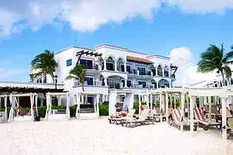 Один из пляжный отелей