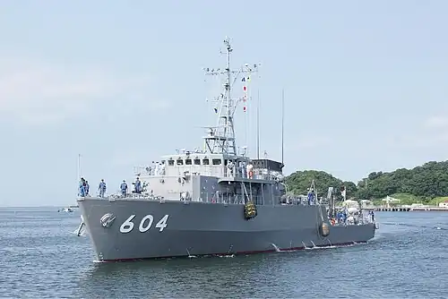 Тральщик JS Enoshima[яп.], построенный на предприятии Yokohama Shipyard Tsurumi Works («Цуруми кодзё») в Иокогаме в 2012 году