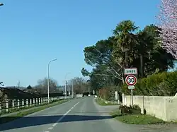 Въезд в Сирос