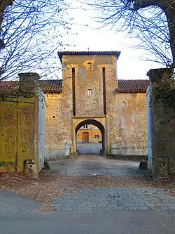 Ворота крепостного замка Мартиньи.