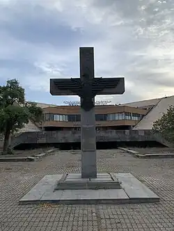 Памятный крест перед зданием аэропорта