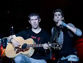 Эрик Эвери (слева) на концерте Jane's Addiction в 2009 году