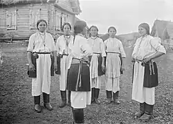 Эрзянские девушки танцуют.