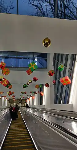 Эскалатор внутри галереи (вид вниз). Январь 2023 года