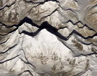 Восточный склон (стена Кангшунг) горы Джомолунгма (по центру) и горы Лхоцзе (слева). Ледник Кангшунг&nbsp;— на переднем плане.