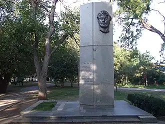 Памятник председателю Совета рабочих, крестьянских и солдатских депутатов Евпатории Д. Л. Караеву. &nbsp;Объект культурного наследия народов&nbsp;РФ регионального значения. Рег. № 911710841220005 (ЕГРОКН)