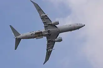 Boeing P-8 Poseidon с открытым бомболюком и двумя ракетами UGM-84 «Гарпун» подвешенными на пилонах крыльев, 20 июля 2014.