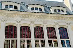 Название института на главном фасаде. Ниже — маскароны в виде черепов ископаемых животных.