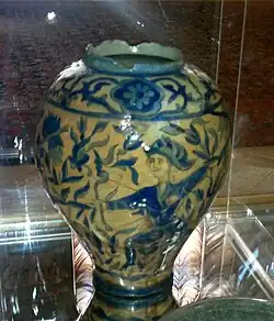 Фаянсовая ваза