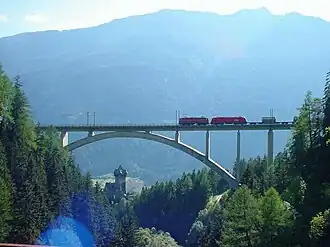 Железнодорожный мост и замок