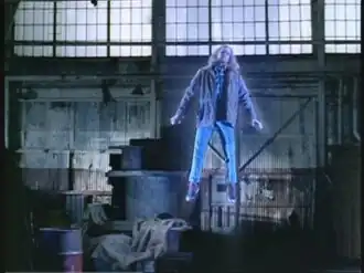 Инопланетяне похищают Макса Фенига. Исполнитель роли был поднят в воздух при помощи струн для пианино.