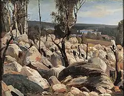 Погорелый лес на каменистом склоне у побережья.