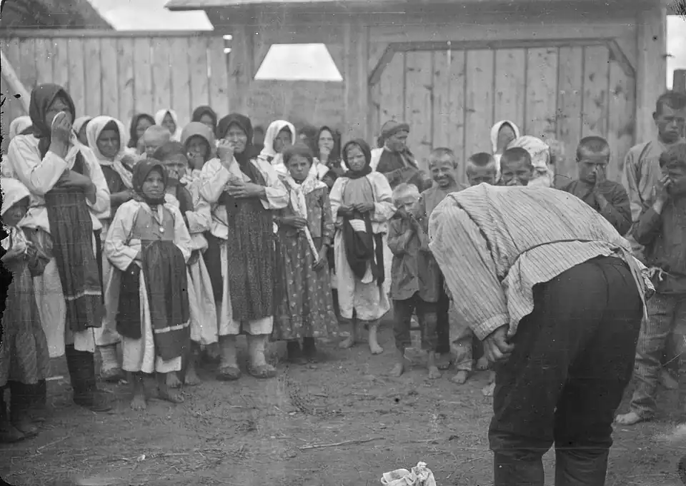 Солдат Андрей кланяется своему дому и семье, крестится. Проводы на войну.