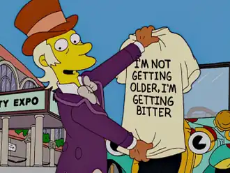 Гус показывает футболку, сделанную Бартом