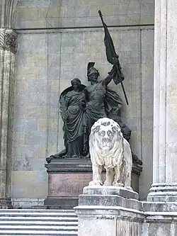 Один из двух парных львов у подножия монумента Фельдхернхалле, Мюнхен