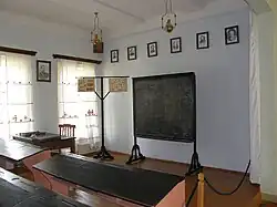 Интерьер класса женской школы.