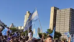 Аргентинские болельщики празднуют в Ла-Плате победу своей сборной на турнире