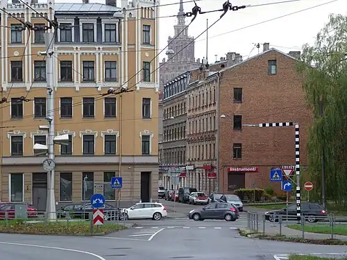 Перекрёсток с ул.&nbsp;Лачплеша