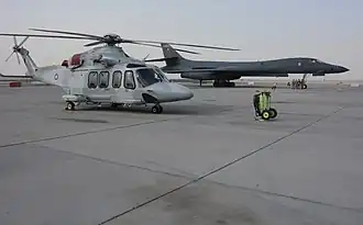 Вертолет ВВС Катара AW139 и самолет Военно-воздушные силы США B-1B Lancer на авиабазе Аль-Удейд в 2016 году.