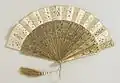 Бумажный веер «плие»&nbsp;— орнамент выложен золотыми пайетками различной формы (Франция, 1865—1870).