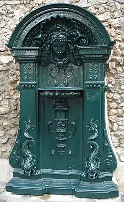 Второй тип фонтанчиков Уоллеса — встроенный в стену здания