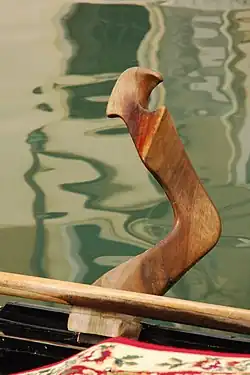 Уключина сложной формы на гондоле