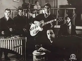 Фрагмент фильма "Теодор и его ружьё". Тимиос в очках с гитарой