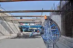 Демонтаж бокового сегмента опалубки свода