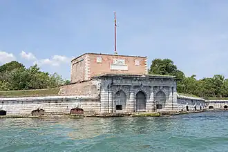 Форт Сант-Андреа (дверь и отверстия в бастионе на уровне воды).