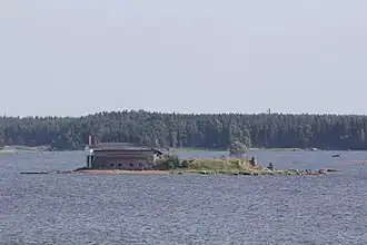 Вид на остров Кукоури со смотровой вышки на острове Куусинен