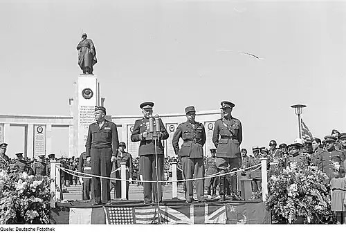 Советский военный комендант Берлина А.&nbsp;Г.&nbsp;Котиков, коменданты французского, американского и британского секторов на параде союзников у подножия памятника. 8 мая 1946 года