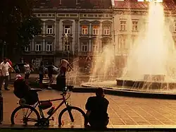 Фонтан на площади перед Оперным театром