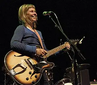 Фрэнсис Макки выступает с группой The Vaselines в октябре 2009 года