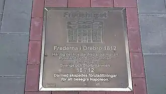 Мемориальная табличка на месте здания, где был подписан мирный договор