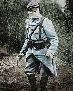 Французский солдат «чистильщик траншей» с револьвером Chamelot-Delvigne и кинжалом, 1915 год.