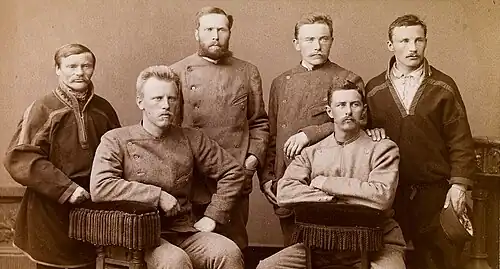 Равна(крайний слева) со всеми участниками экспедиции