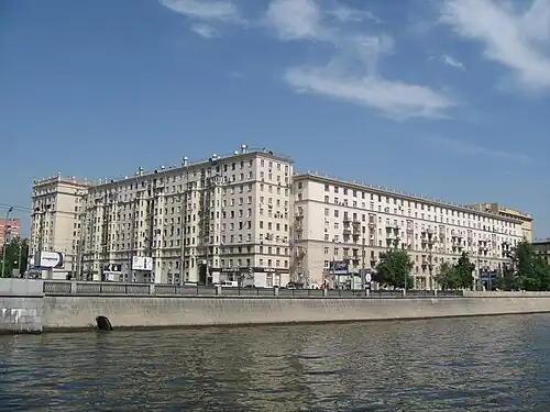 Дом № 2 (слева)