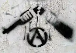 Символ сломанной винтовки, используемый A im Kreis в качестве трафарета (изображение на фасаде во Франции, март 2011 г.)