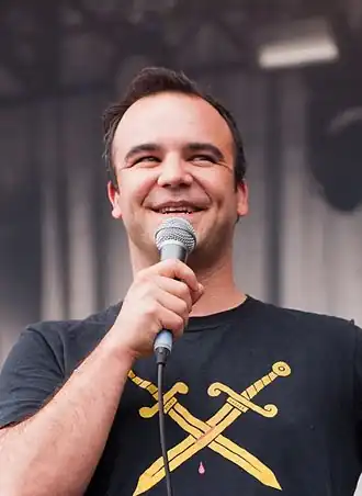 Сэм на&nbsp;выступлении «Фьючер Айлендс» на&nbsp;фестивале «Космонавт» в&nbsp;2015 году