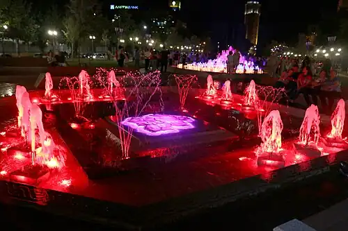 Кварцитовая карта с гравировкой 12 административных районов Еревана