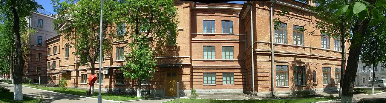 Фасад театра со стороны ул. Пушкина. Барельеф Рудольфу Нурееву