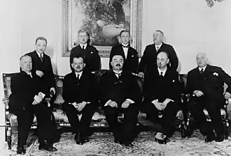 Правительственный кабинет Карла Буреша (1932). Вогойн&nbsp;— крайний слева в первом ряду