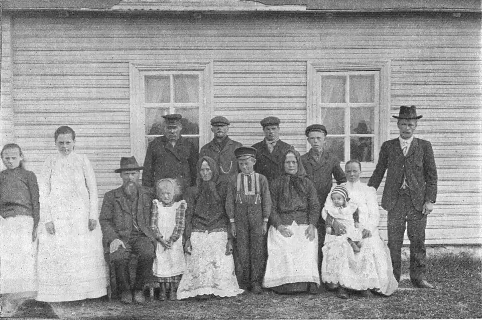 Земледелец и шкипер Матти Юллё (Matti Yllö) с семьёй и соседями. Деревня Гакково. 1906 год
