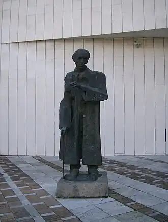 Статуя Илии Бешковаперед входом в Художественную галерею его имени в Плевене&nbsp;(болг.)