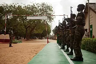 Гамбийские солдаты в казармах Фалахар, 2011 год.