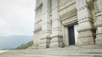 Арья сидит у дверей Чёрно-Белого Дома.