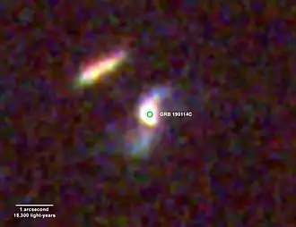 Телескоп «Хаббл» обнаружил угасающее послесвечение гамма-всплеска GRB 190114C и получил снимок родительской галактики 11 февраля и 12 марта 2019 года. В центре зеленого кружка было видно слабое непродолжительное сияние, соответствующее расстоянию около 800 световых лет от центра галактики. Голубой цвет вокруг излучения от ядра указывает на наличие горячих молодых звёзд, то есть на то, что галактика является спиральной.