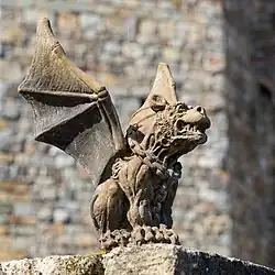 Горгулья на стене замка