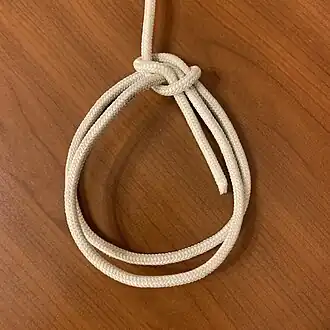 Португальский булинь, который завязан в варианте для крепления за якорь лодки